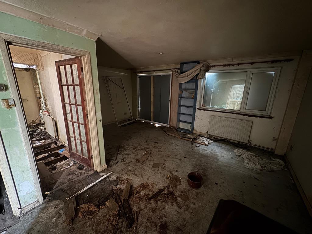 Lot: 158 - THREE-BEDROOM DETACHED HOUSE FOR TOTAL REFURBISHMENT - Living room